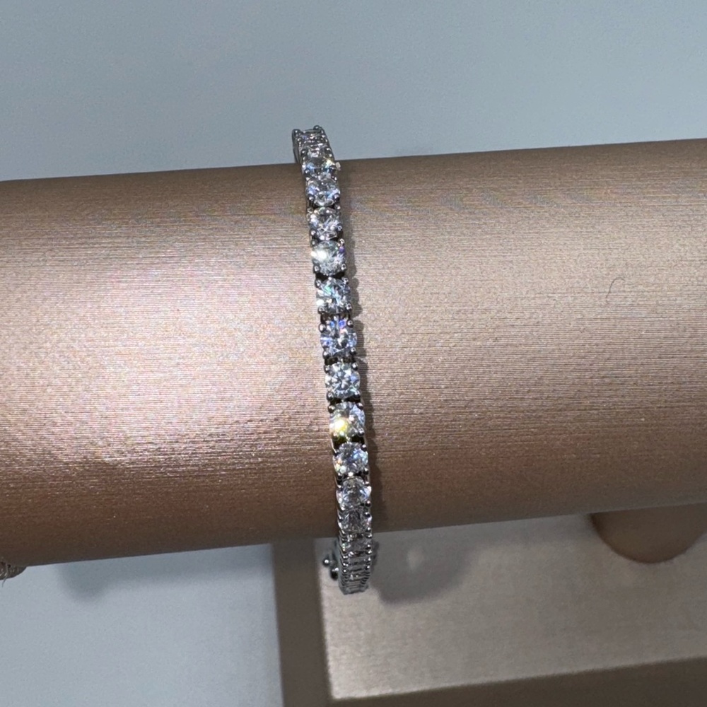 18k 9.2ct Tennis Bracelet - Picture 9 of 14